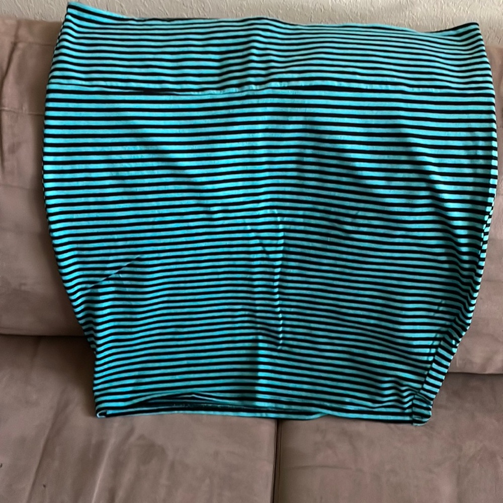 Cute torrid fitted skirt in a size 3.